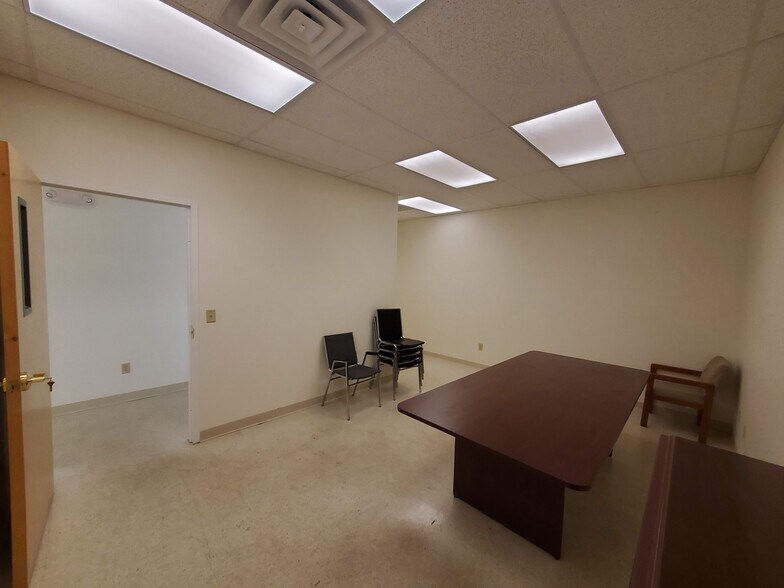 More Photos Of 238 Bay St, Queensbury Showroom For Lease