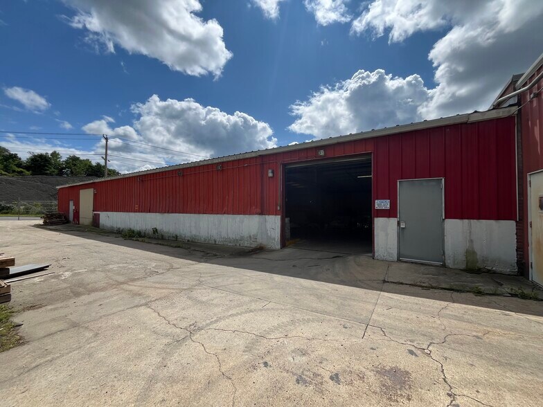 More Photos Of 33 Haynes Cir, Chicopee Industrial For Lease