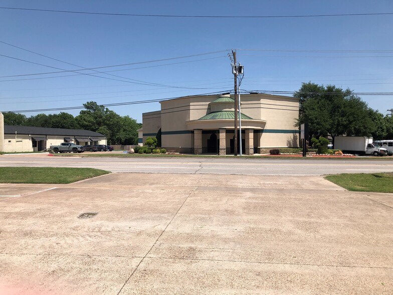 More Photos Of 116 N Highway 77, Waxahachie Freestanding For Sale