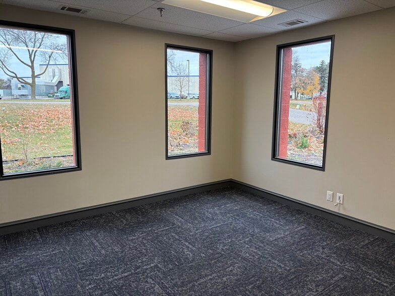 More Photos Of 2730 N Niagara Ln, Plymouth Manufacturing For Lease