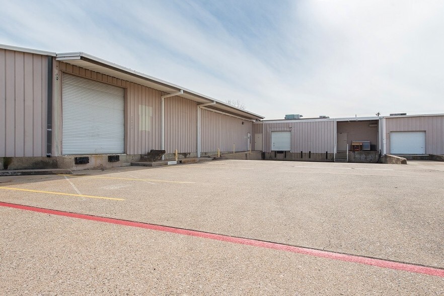 More Photos Of 300 S Kirby St, Garland Warehouse For Lease