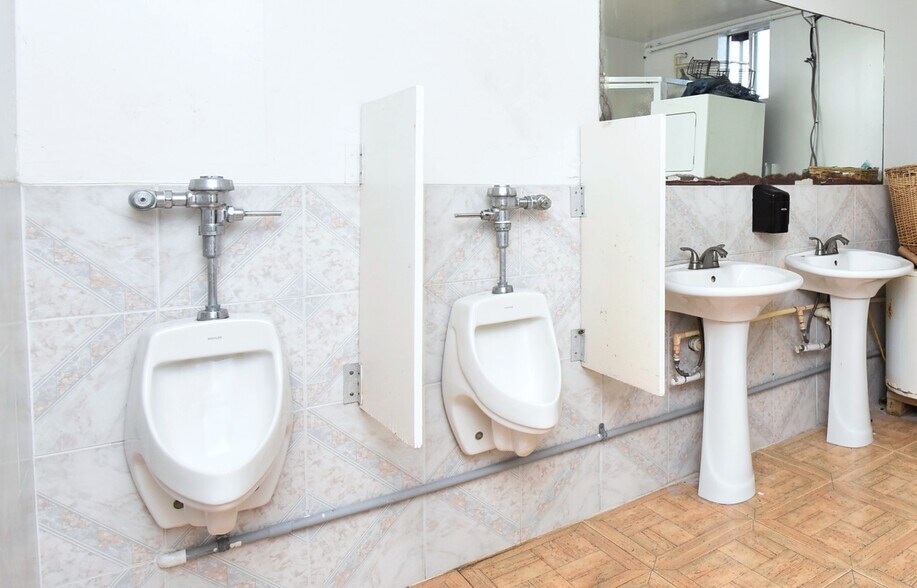 More Photos Of 1915 Sherwood Forest St, Houston Warehouse For Sale