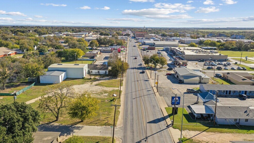 More Photos Of 503 W Central Ave, Comanche Warehouse For Sale