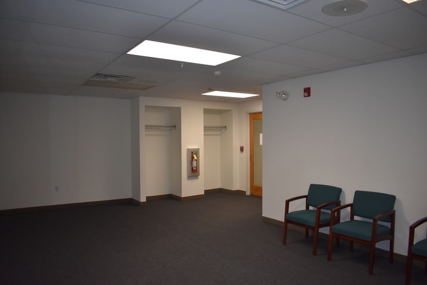 More Photos Of 422 Mill St, Bristol Office For Sale