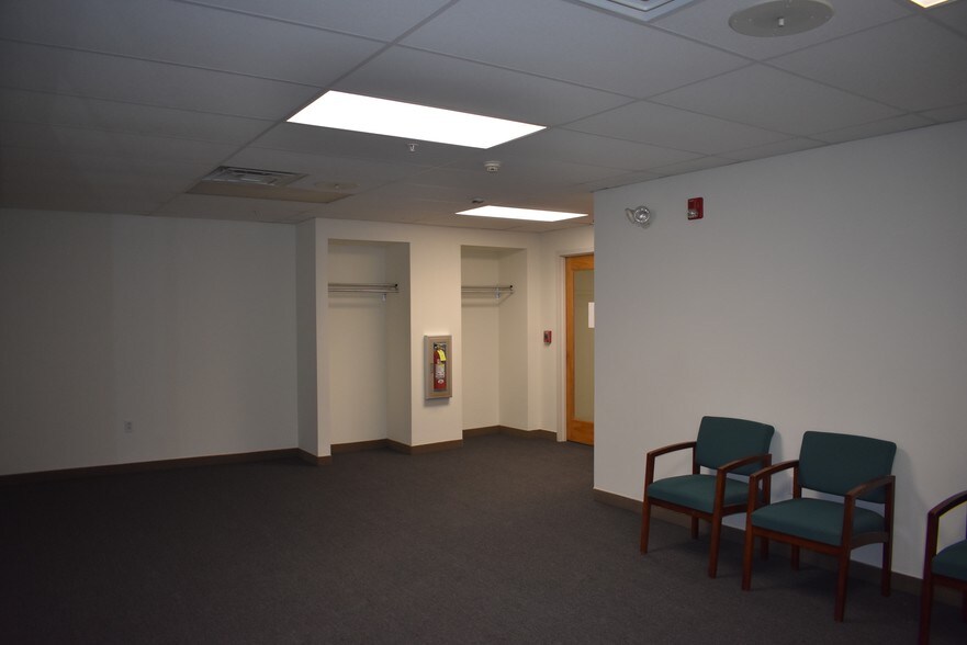 More Photos Of 422 Mill St, Bristol Office For Sale