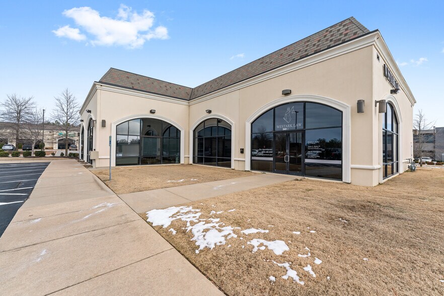 More Photos Of 3945 N Vantage Dr, Fayetteville Office For Sale
