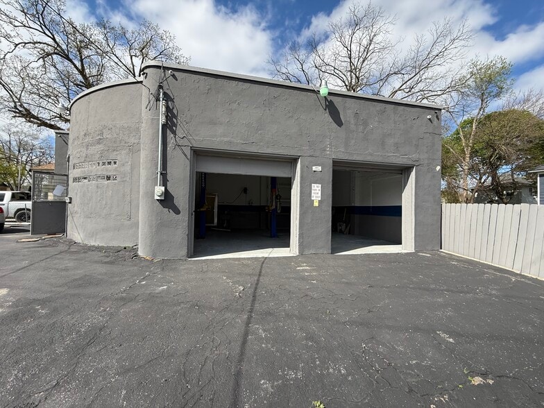 Primary Photo Of 128 Baldwin Ave, Pontiac Auto Repair For Sale