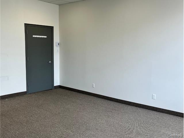 More Photos Of 4360 Ch de la Côte-de-Liesse, Mt Royal Showroom For Lease