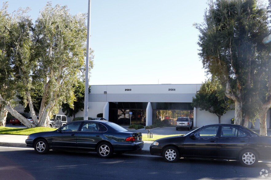 Primary Photo Of 21300-21306 Superior St, Chatsworth Warehouse For Lease