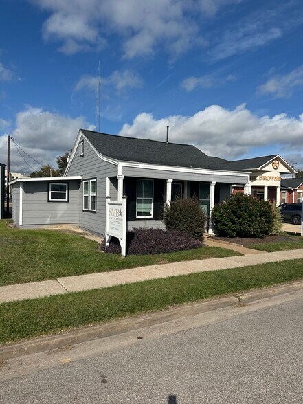 More Photos Of 117 E Myrtle St, Angleton Freestanding For Lease