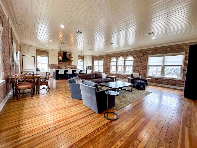 More Photos Of 1 N Mechanic St, El Campo Office For Sale