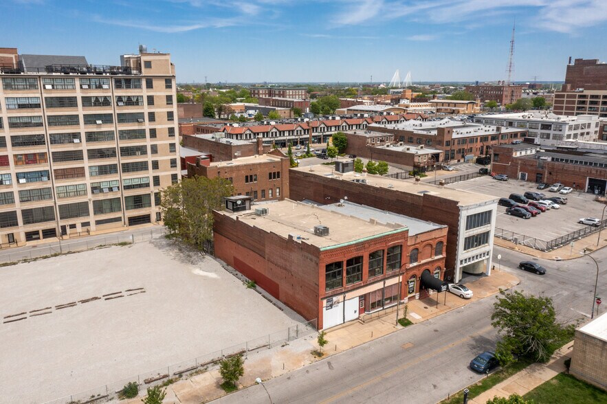 More Photos Of 2007-2009 Locust St, Saint Louis Storefront Retail Residential For Lease