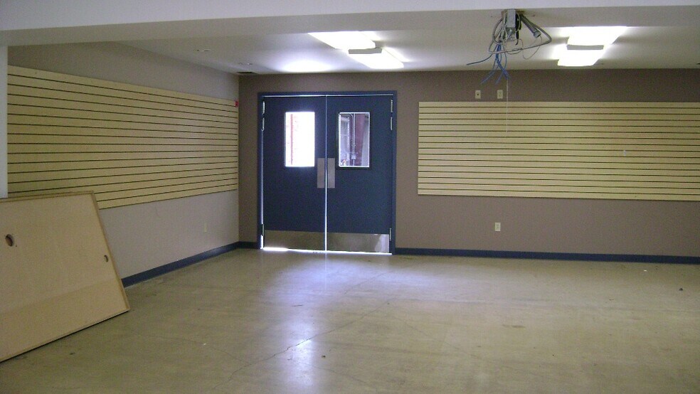 More Photos Of 325 E Happy Valley Rd, Roseburg Distribution For Lease