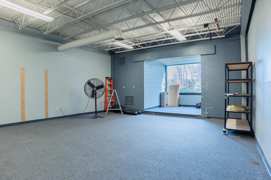 More Photos Of 4020 Columbus Ave, Anderson General Retail For Lease
