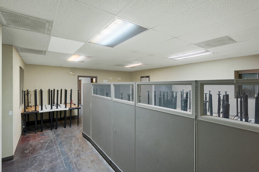More Photos Of 3200 W Diamond St, Tucson Warehouse For Lease