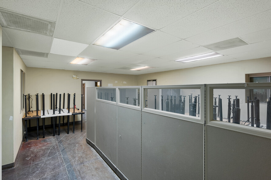 More Photos Of 3200 W Diamond St, Tucson Warehouse For Lease