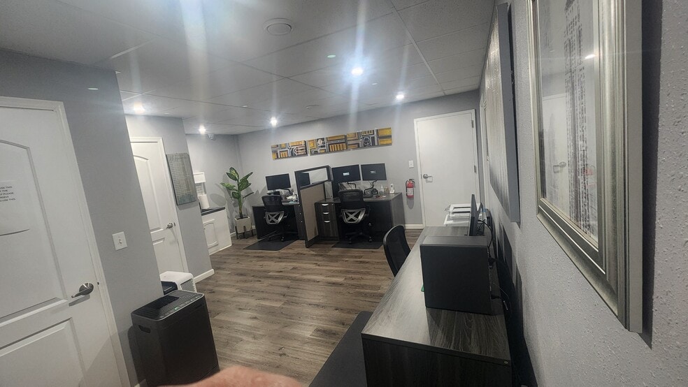 More Photos Of 1525 E Army Post Rd, Des Moines Auto Repair For Lease