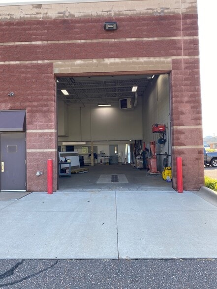More Photos Of 2597-2599 N Cleveland Ave, Roseville Showroom For Sale