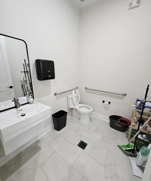 More Photos Of 1325 Main St, Katy Office For Sale