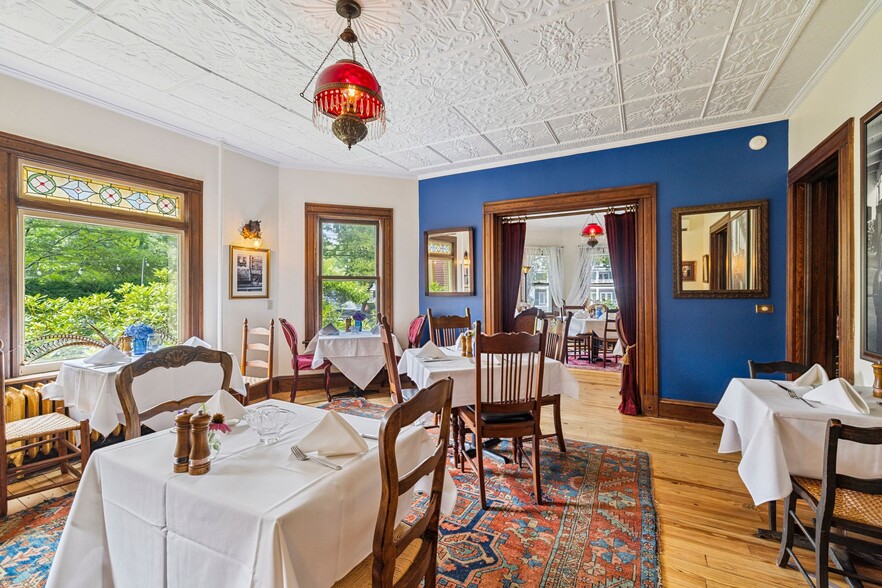 More Photos Of 41 Pleasant St, Woodstock Hospitality For Sale