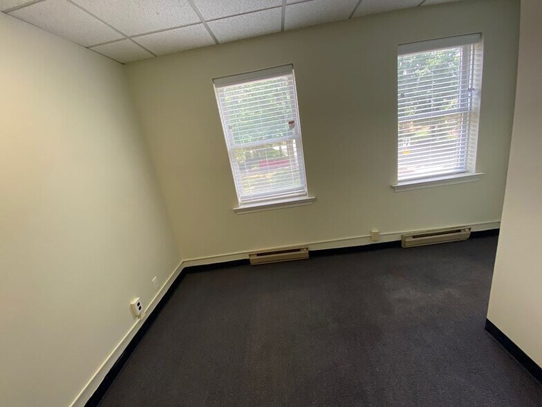 More Photos Of 107 Chesley Dr, Media Office For Sale