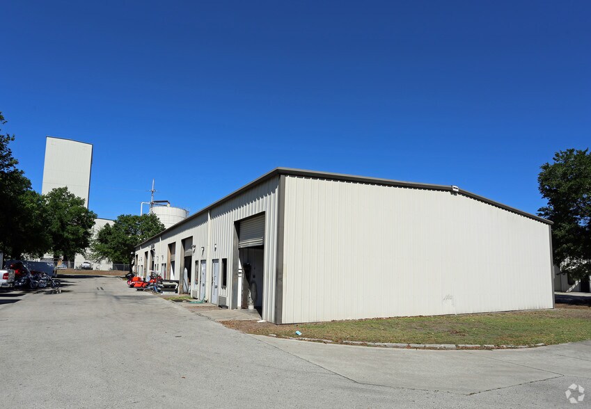 More Photos Of 808 Woodrow Wilson St, Plant City Warehouse For Lease