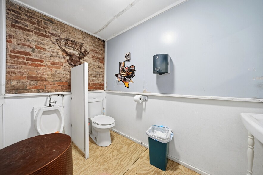 More Photos Of 106 E Elm St, Hillsboro Specialty For Sale