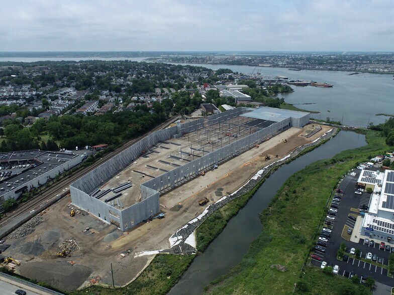 More Photos Of 1 Nassau Pl, Staten Island Warehouse For Lease