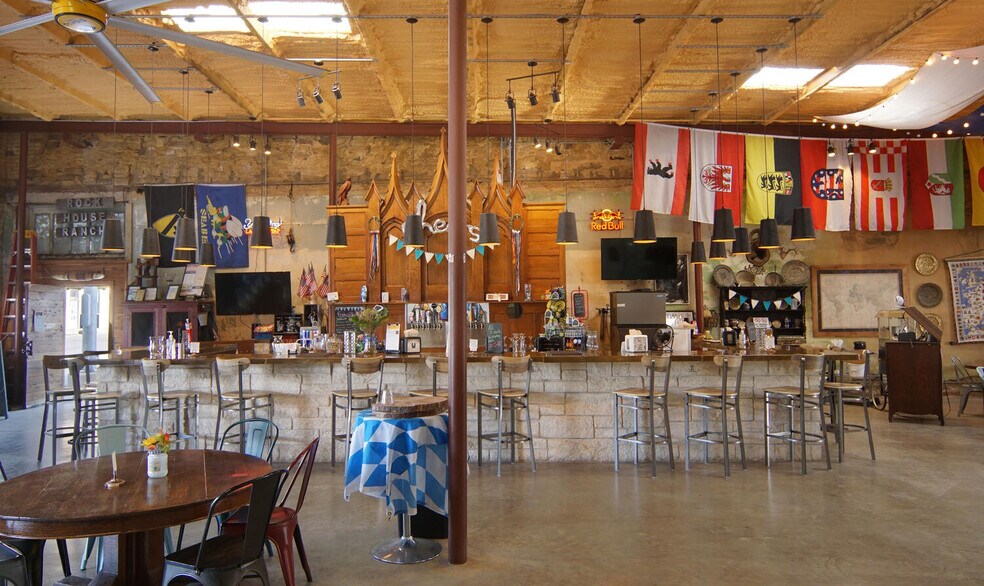 More Photos Of 124 N Austin St, Comanche Bar For Sale