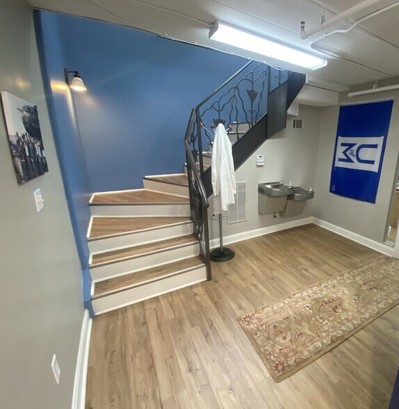 More Photos Of 95 S Main St, Memphis Storefront Retail Office For Lease