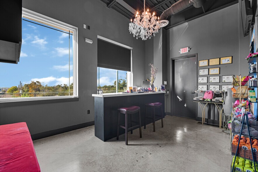 More Photos Of 1511 W 12th St, Houston Office For Sale