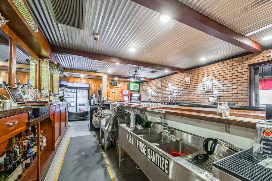 More Photos Of 617 S Washington St, New Paris Bar For Sale