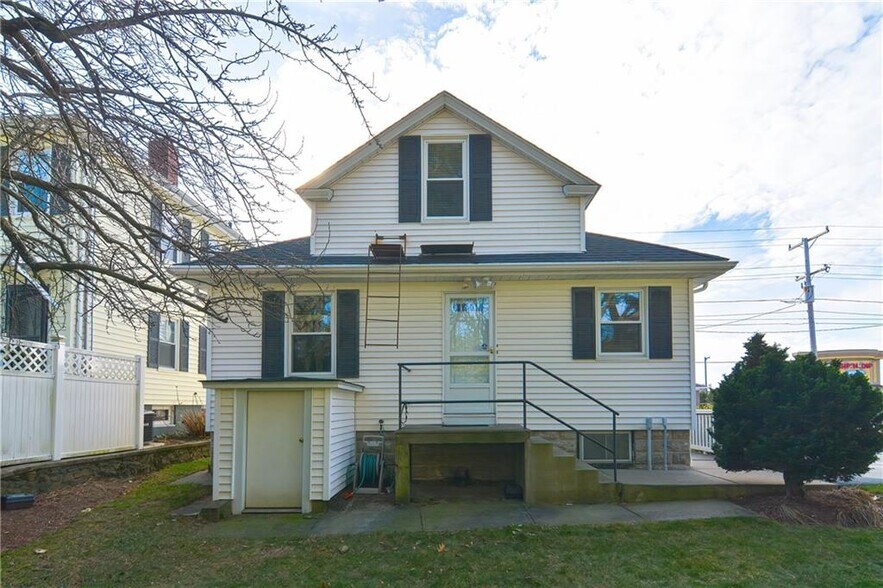 More Photos Of 468 Warren Ave, East Providence Medical For Sale