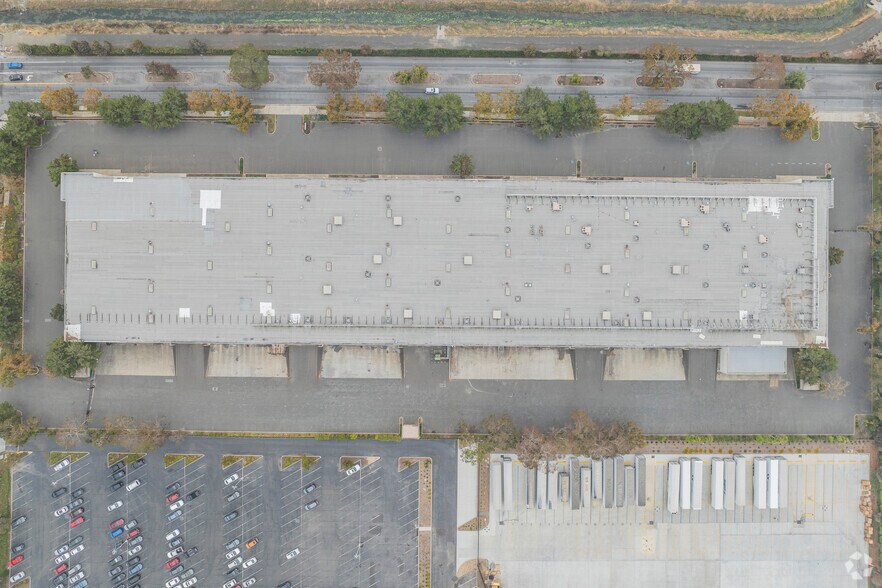 More Photos Of 7411 Central Ave, Newark Manufacturing For Lease