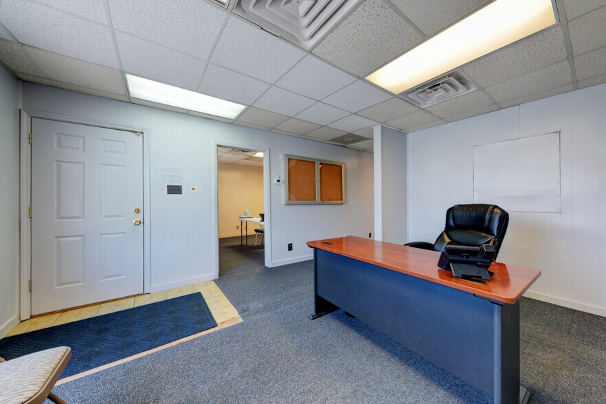 More Photos Of 113 W Lindbergh Blvd, Universal City Service For Sale