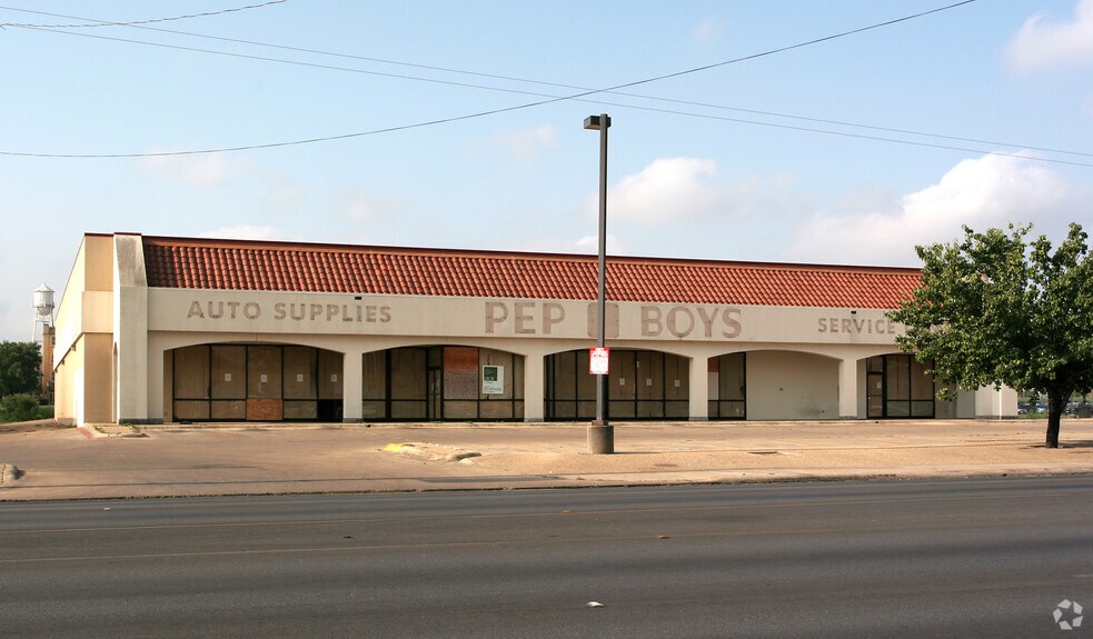 More Photos Of 4002-4010 W Commerce St, San Antonio Unknown For Lease