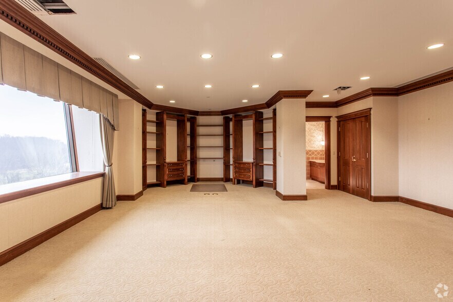 More Photos Of 1500 E Main St, Newark Office For Sale