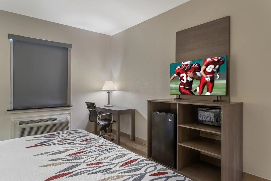 More Photos Of 702 Highway 146 S, La Porte Hotel For Sale