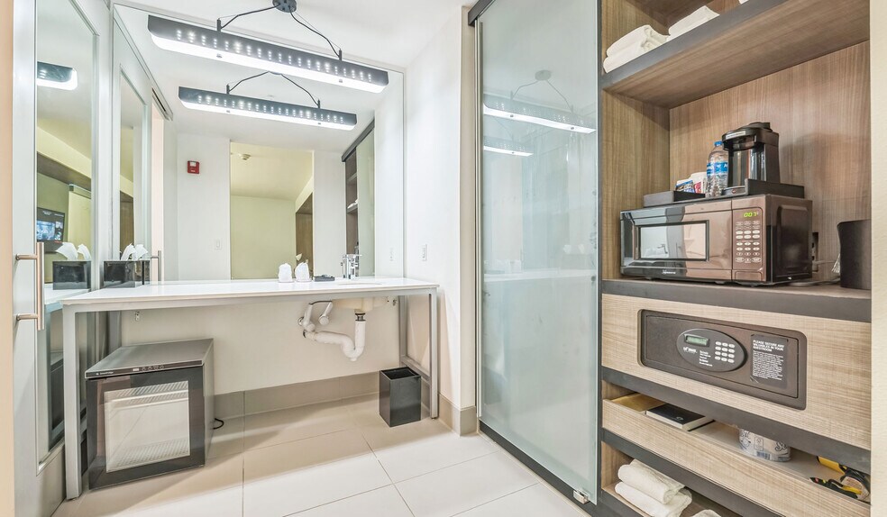 More Photos Of 900 S 11th St, Waco Hotel For Sale