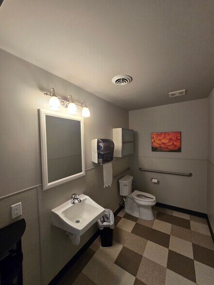 More Photos Of 1123 N 42nd St, Grand Forks Office For Sale