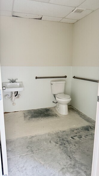 More Photos Of 1624 Hill Ave, Dickinson Storefront Retail Office For Lease