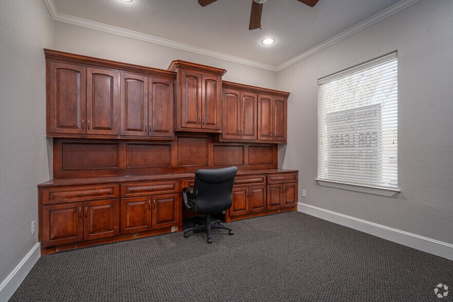 More Photos Of 11601 Spring Cypress Rd, Tomball Office For Sale