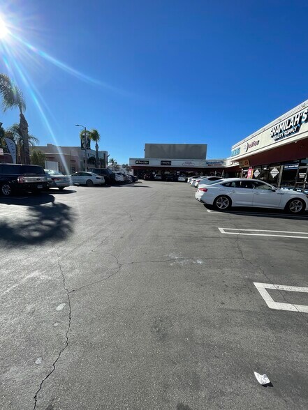 More Photos Of 18955-18971 Ventura Blvd, Tarzana Storefront For Lease