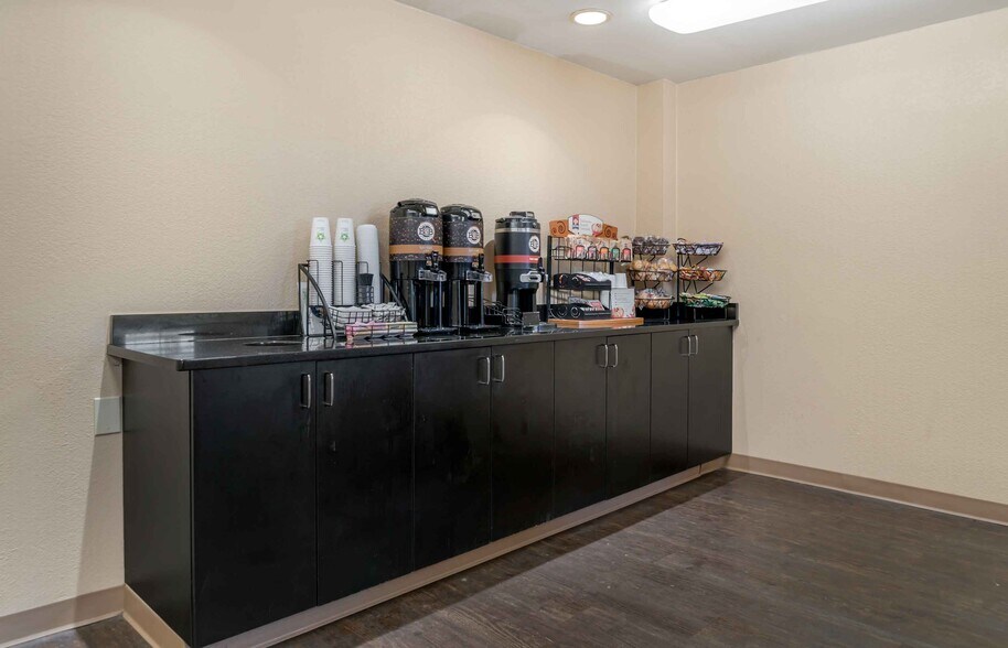 More Photos Of 2100 Featherstone Rd, Auburn Hills Hotel For Sale