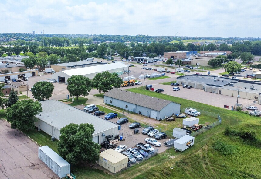 More Photos Of 1814 W 50th St, Sioux Falls Light Distribution For Lease