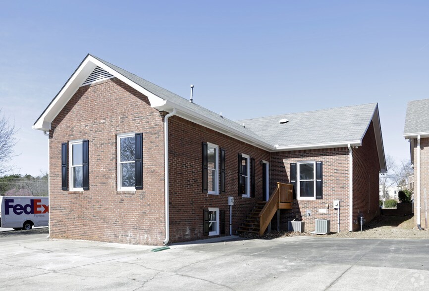 More Photos Of 370 W Stonewall Ave, Fayetteville Office For Sale