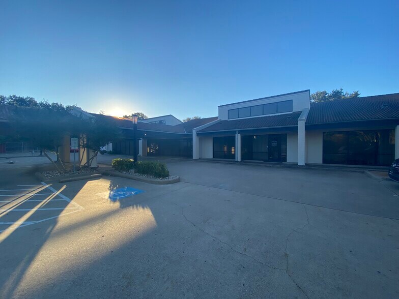 More Photos Of 4325-4365 S Hulen St, Fort Worth Medical For Sale