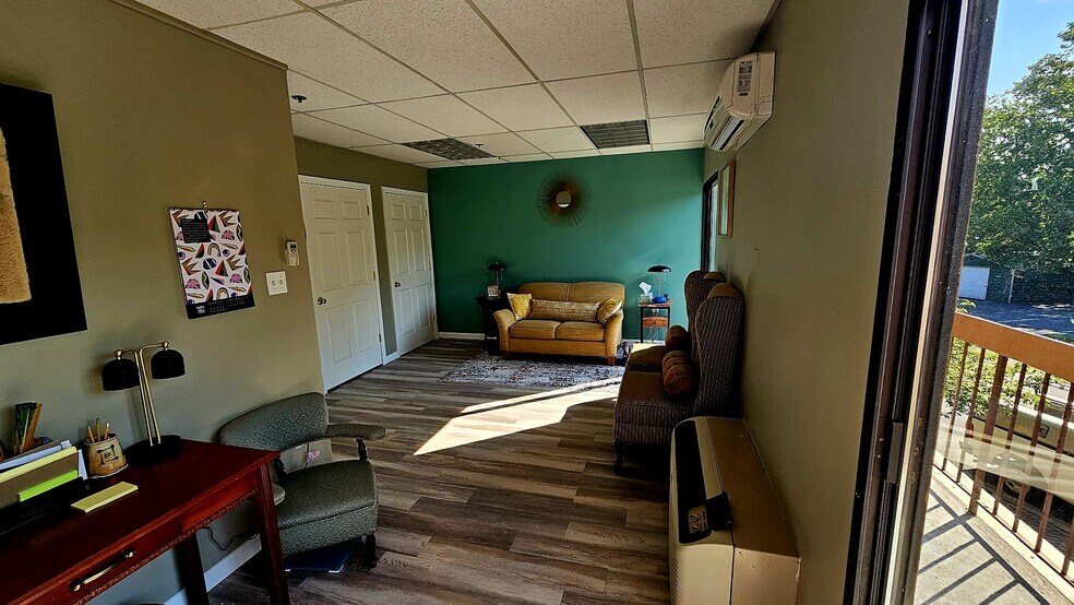 More Photos Of 450 Maple Ave E, Vienna Unknown For Lease