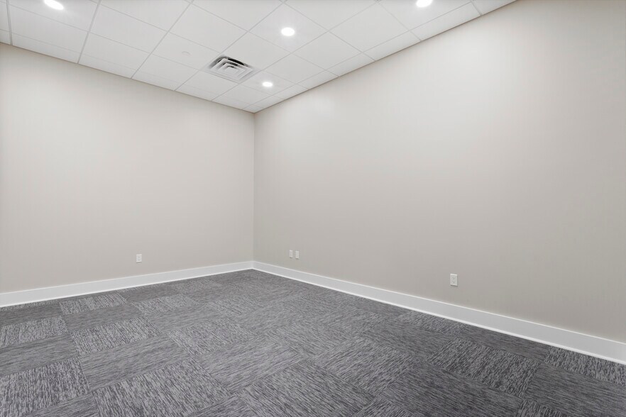 More Photos Of 13334 Seaway Rd, Gulfport Office For Lease