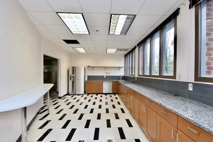 More Photos Of 1964 Gallows Rd, Vienna Office For Sale
